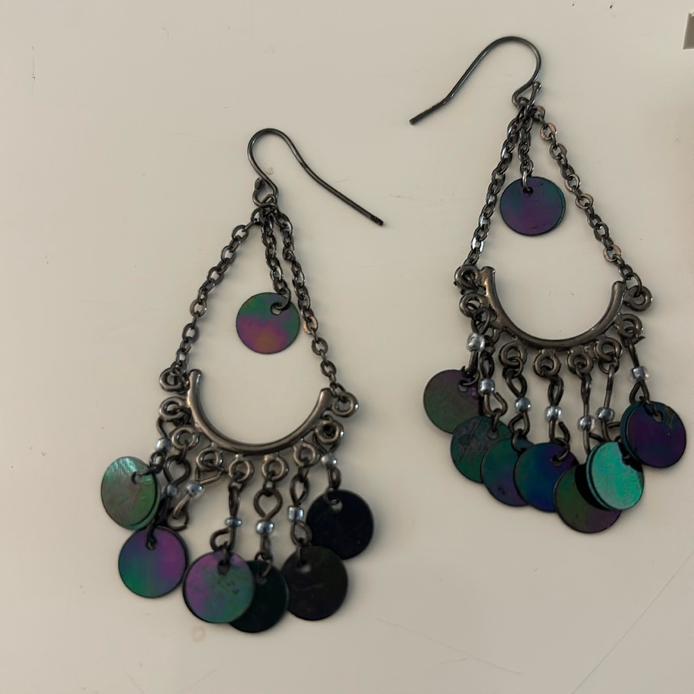 Two earrings, glass pendant necklace